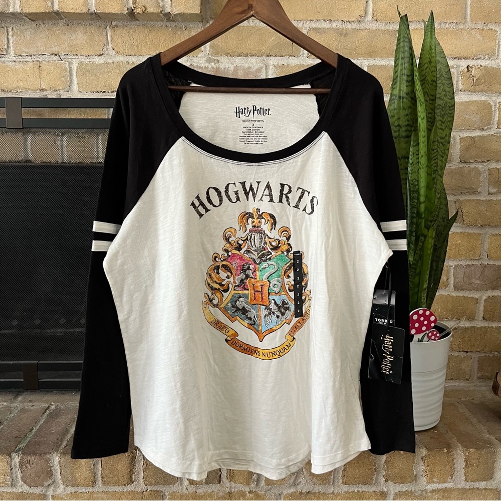 NWT Torrid Harry Potter Hogwarts Graphic Long Sleeve Raglan Shirt Size 2